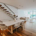 Tranquil Stylish Urban Retreat